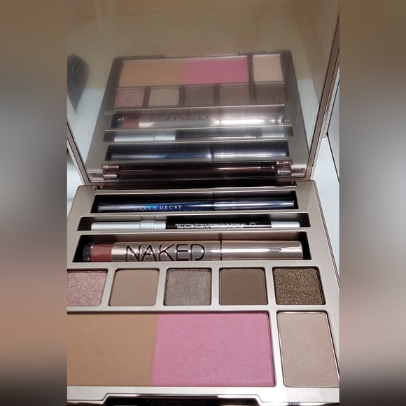 New! Urban Decay Naked On the Run Palette - Picture 4 of 12